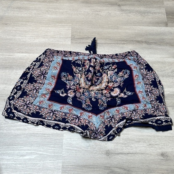 Blue Rain Floral Fabric Shorts Size Medium - Picture 6 of 6
